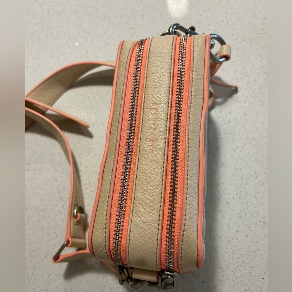Marc Jacobs l The Fluoro Edge Moto Shot crossbody bag l Neutral - Picture 7 of 9
